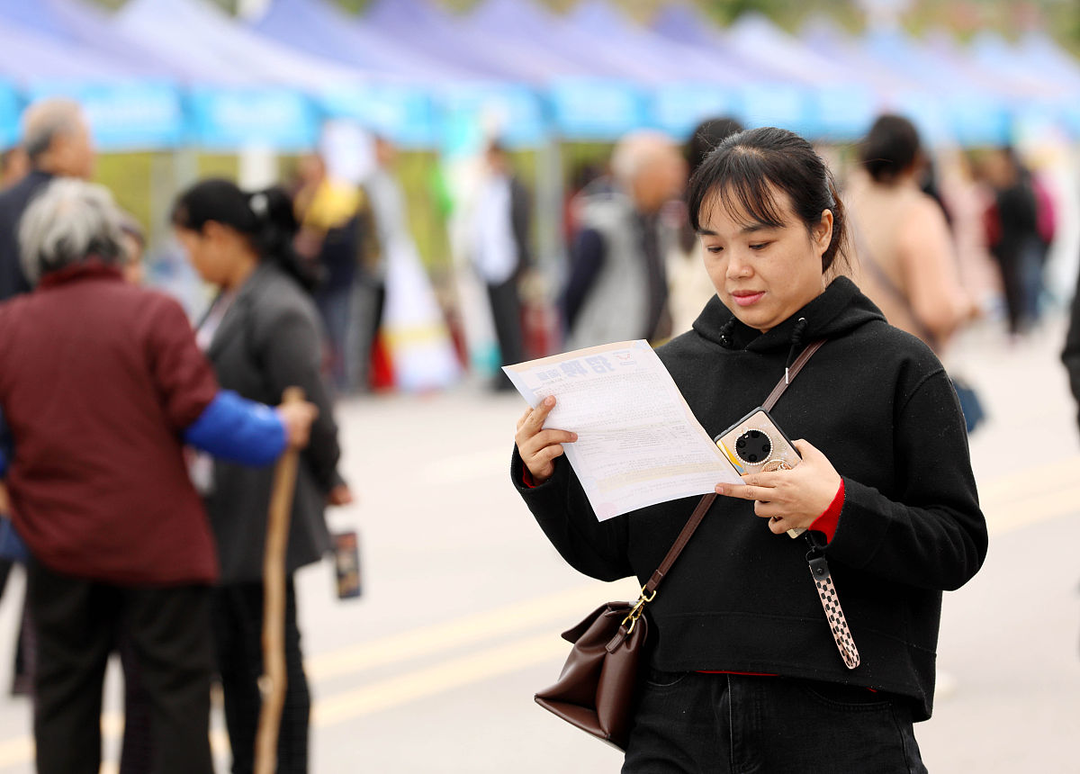 请用上述信息梳理一至五十章的内容 第一章至五章：回到家乡与亲人见面了解到家乡情况决定改变家乡 第六章至十章：用积蓄初创公司租借工作室时遇到当地混混阻碍被老同学赵可帮助混混被收服 第十一章至二十章：开始发展公司从直播行业入手收入惨淡 第二十一章至二十五章：痛定思痛惆怅逛街偶发灵感请从2020年的数据中查找合适灵感 第二十六章至三十章：实验想法成功发展 第三十一章至四十章：被市场监察管理局的人恶意查封
