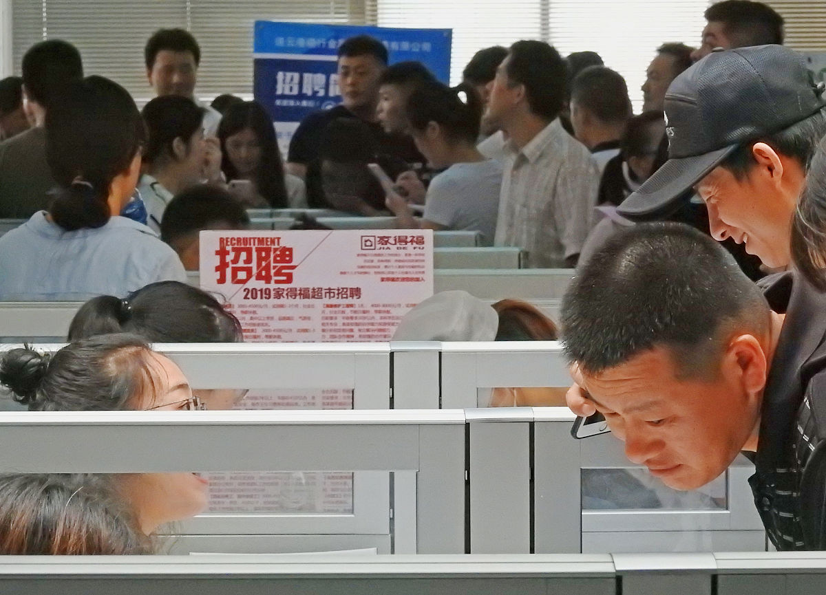 铁路局招聘：社会招聘VS学校培养，哪种更合适？