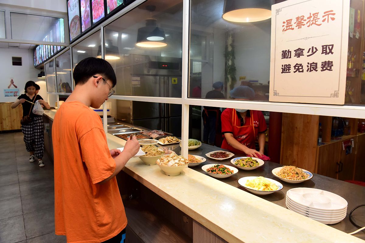 阿椒阿俏新闻搞 冒菜不仅具有浓郁的香味和口味特色而且还能提供独特的健康饮食体验。因此越来越多的消费者选择冒菜作为自己用餐的首选。冒菜店的规模通常不大采用标准化带店模式无需大厨出餐快性价比高等特点正是因为这些特点使得冒菜成为了餐饮新风口。冒菜能够为顾客提供更加多样化的美食选择并且由于其制作简单易操作让人更容易上手；其次相比传统中式菜肴冒菜显得更为时尚、潮流可以更好地吸引年轻一代消费群。目前为止虽