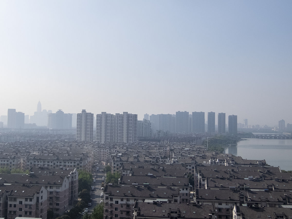 2020年9月25日,浙江绍兴,秋日出现晨雾,高楼隐没.