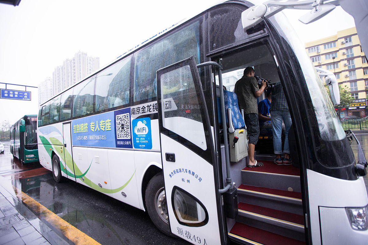 你好朋友今天要去杭州路桥集团下属的科技公司调研交流。我想你这边给我几个好问题作为交流的内容如如何利用高科技来管养道路等让我们之间有一些合作方向。