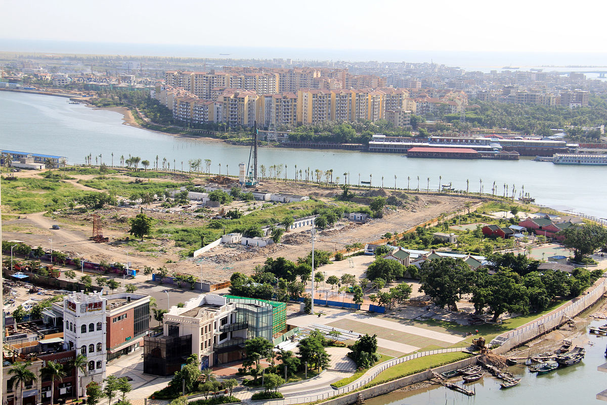2015年6月26日,海南海口,海甸溪北岸棚户区旧城改造待建楼用地(前景).