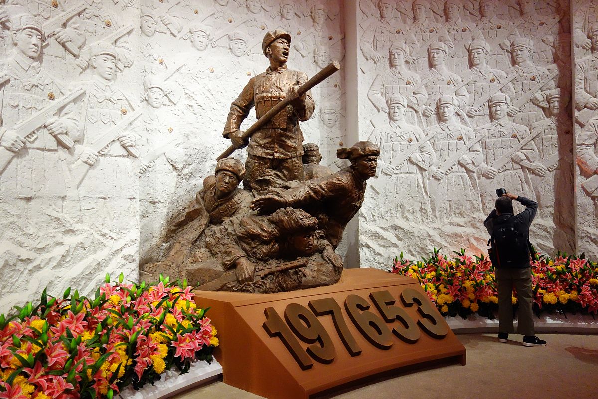 这段话改写以爱国主义精神为主题回想起那个时代许多抗日英雄为了人民的利益而奋斗他们用自己的青春和热血谱写了一曲曲时代的凯歌。有些英雄名垂青史而有些却默默无闻但他们都为了一个共同的目标走到了一起那就是为了人民而奋斗。 这些先烈们面对强敌毫不退缩；他们生活艰苦却始终保持着乐观的精神；他们舍小家为大家忘我地奉献着为大学生树立了榜样对实践队员的品格塑造产生了积极影响。在参观纪念馆的过程中感受到革命先辈们艰