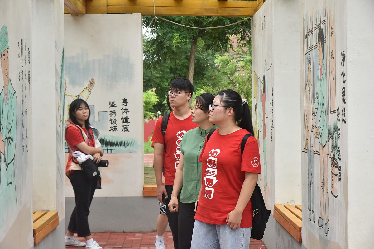 根据论文题目：新时代大学生劳动教育价值引领作用研究写一篇至少5000字的课程论文