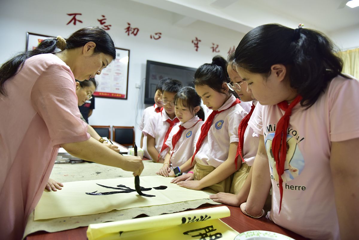 2020年8月9日,书法家杨兴玲为合肥市十里庙小学书画社团的小学生示范