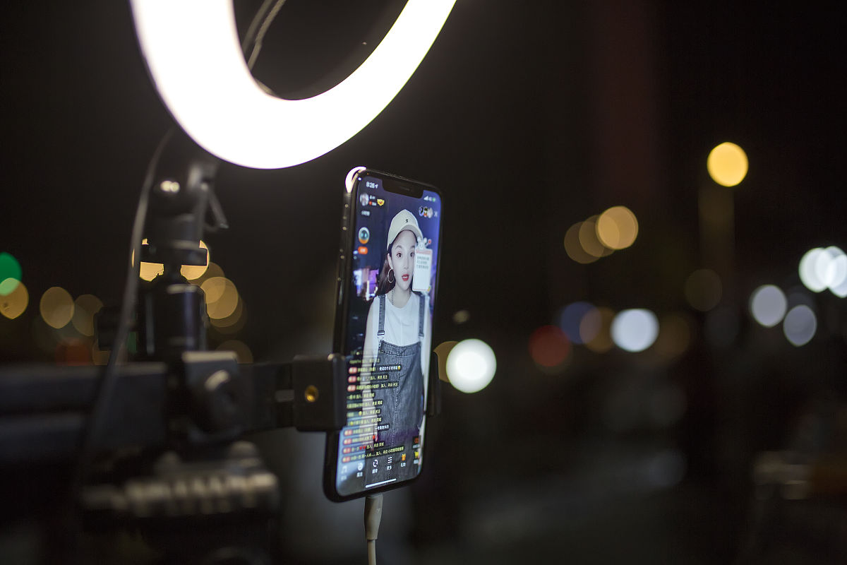 目前能想到的就是从零学XX 例如从零学吹萨克斯，从零学快板，从零学把脉。 就是我自己从零学一个东西，把这个过程拍摄成一个视频。可能我用1个月学，但是最终视频剪出来是10分钟这样。