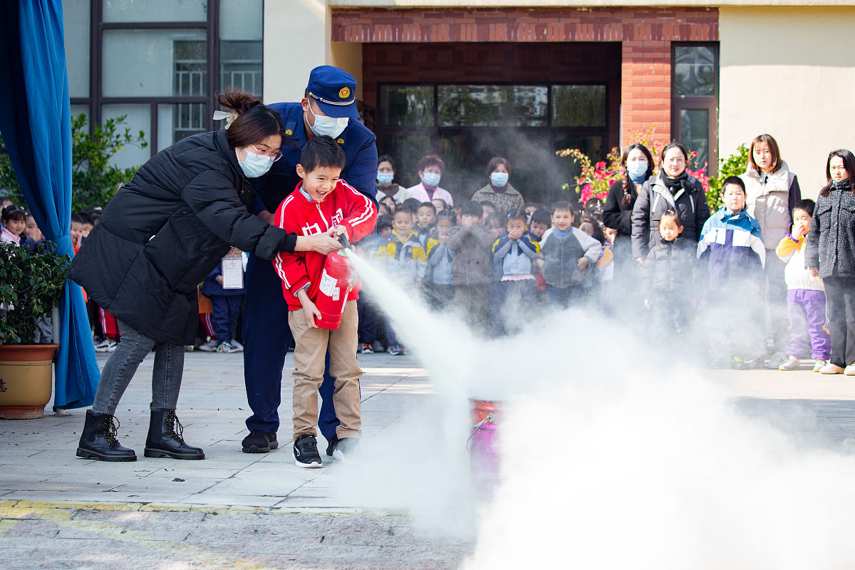 2021年11月8日,南京市雨花台区宏图上水幼儿园小朋友在老师和消防员的