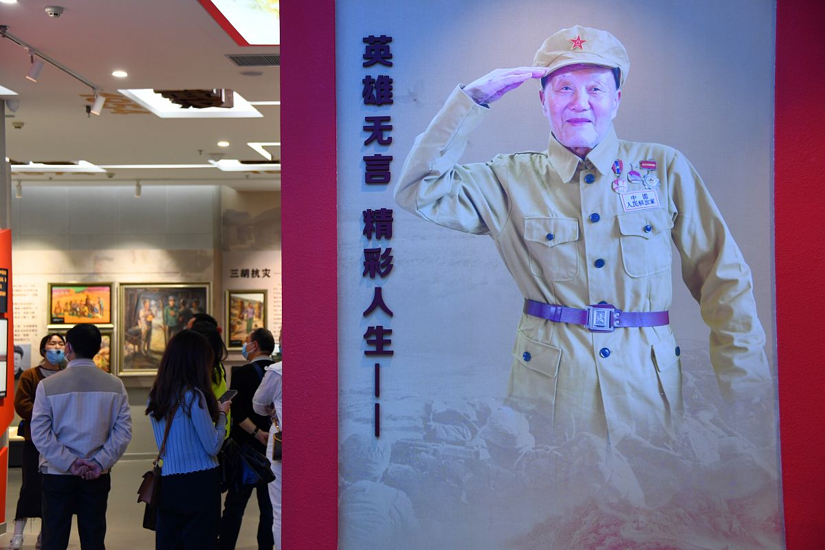 从这些人物的事迹中汲取力量：勇于担当、奉献、团队合作和关怀