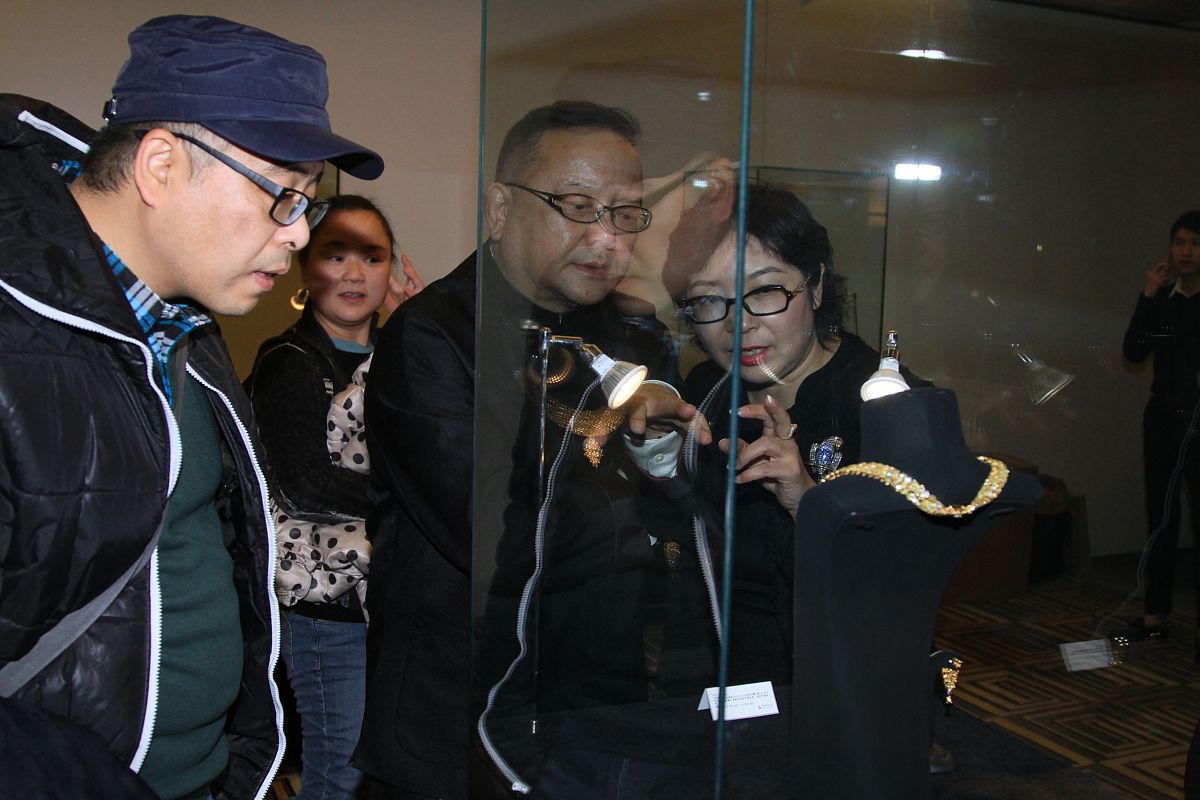 2013年11月30日,北京,明星参加某品牌晚宴.王刚
