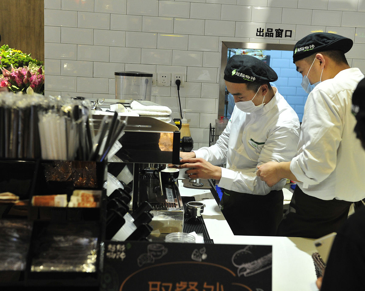 2018年1月5日,北京,超级物种龙湖长楹天街店吸引众多顾客光顾.