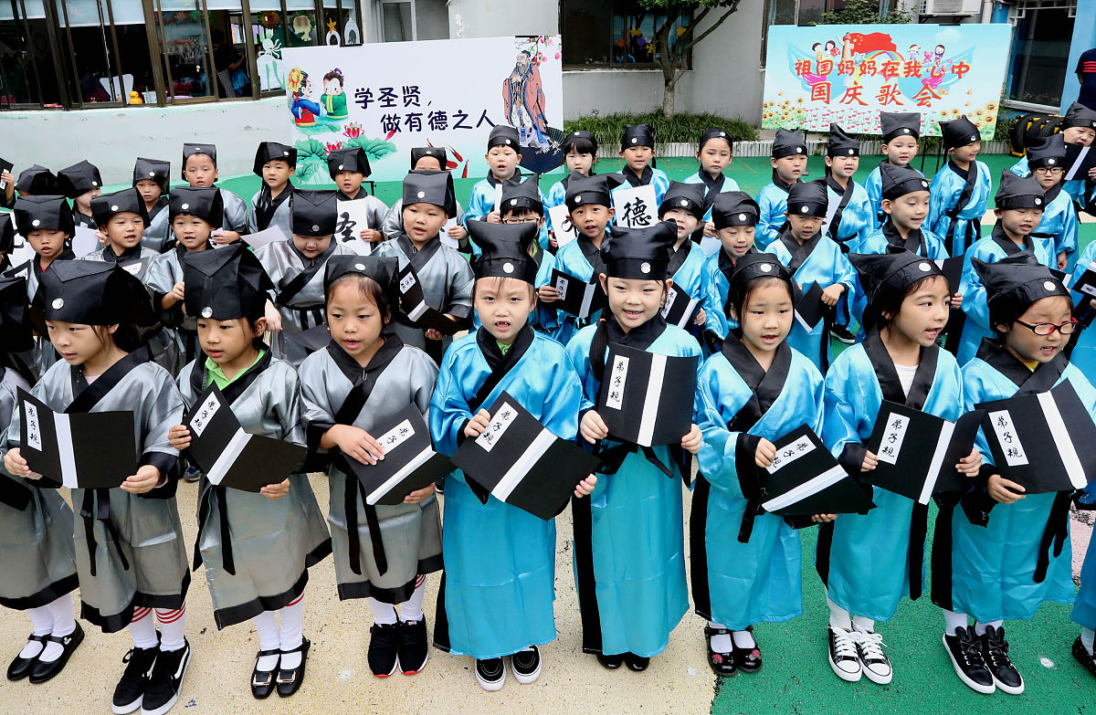 2017年9月28日,江苏苏州,身穿汉服的大儒中心幼儿园小朋友们集体诵读