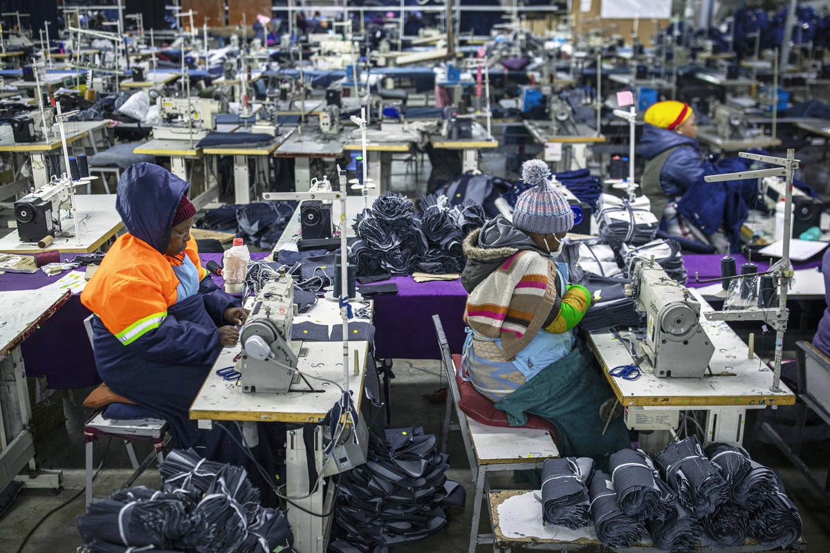 中国加工贸易的主要产业：电子产品、纺织品、鞋类等