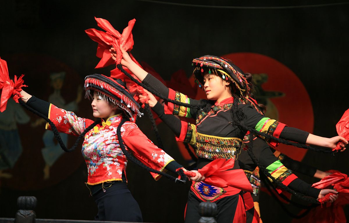 2009年12月30日,湖北恩施州土司城景点的土家族,苗族青年为游客表演民