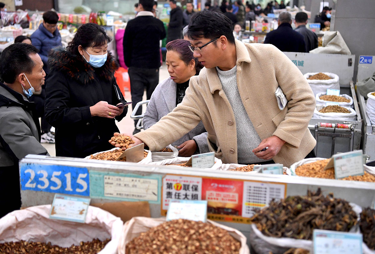 1、某公司从事一种中药材的订购与销售业务它有一个最大可存放 500 t中药材的仓库。它于每月15 日提出订货并于下个月的1日收到该批货。已知该种中药材各月的每吨进货价和销售价如下表1所示。已知该公司年初有库存200 t年末需库存 300 t试确定该公司各个月的订购、销售及库存的量使全年收益为最大。 表1