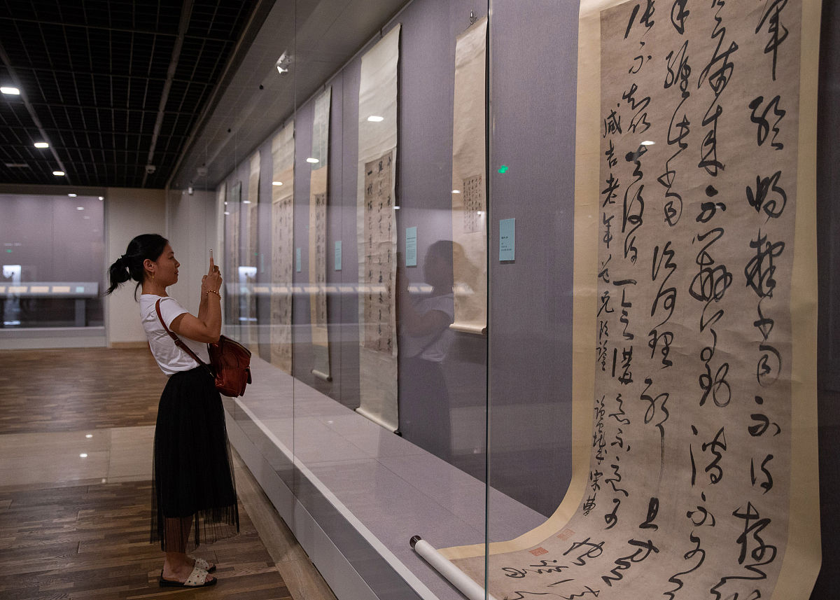 2019年7月2日,南京,观众在展览上参观展出的书法作品.