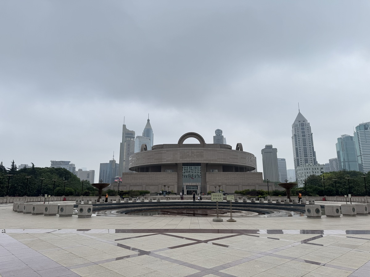 我想在上海旅游两天请告诉我哪些旅游景点不花钱