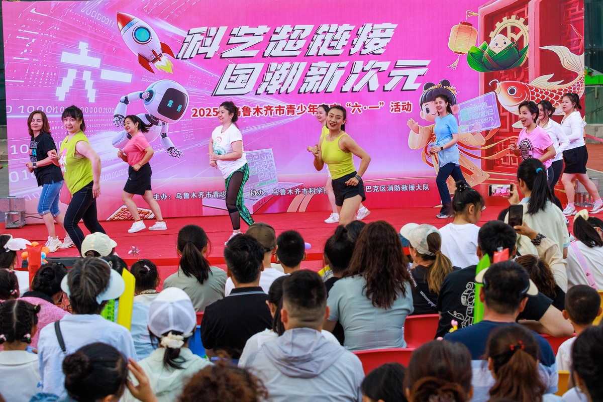 你将扮演学生，要写一个策划，主题是“与春天撞个满怀”，请写出活动目的和活动内容