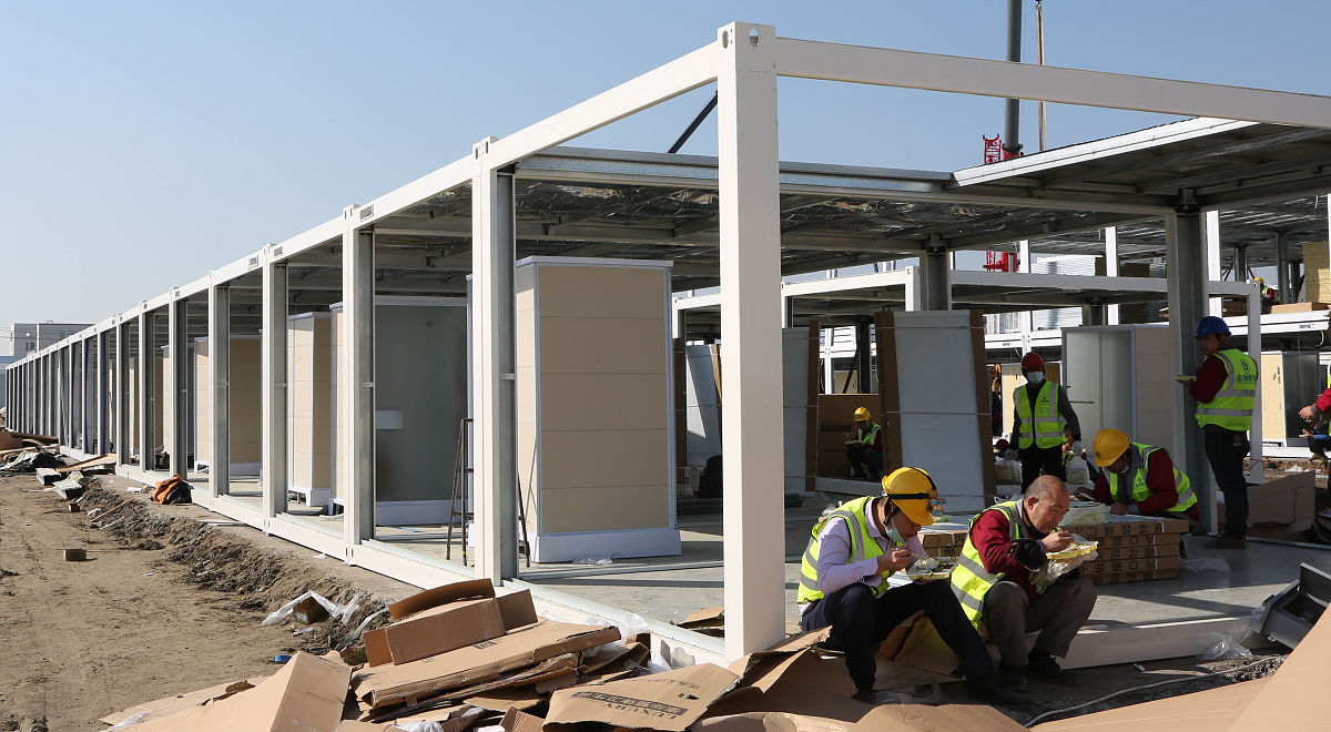 将下列六条扩写1多层建筑：采用多层建筑结构可以在有限的土地面积上提供更多的空间。通过垂直空间的利用可以增加隔离区域的容纳能力。2模块化建筑：采用模块化建筑技术可以快速搭建隔离点并根据需要进行灵活扩展。模块化建筑可以节省施工时间和成本同时减少对土地的占用。3空间规划优化：通过合理规划和布置隔离点内的功能区充分利用有限的空间确保各功能区之间的布局紧凑、高效。4智能化管理：通过应用智能化技术如人脸识别、