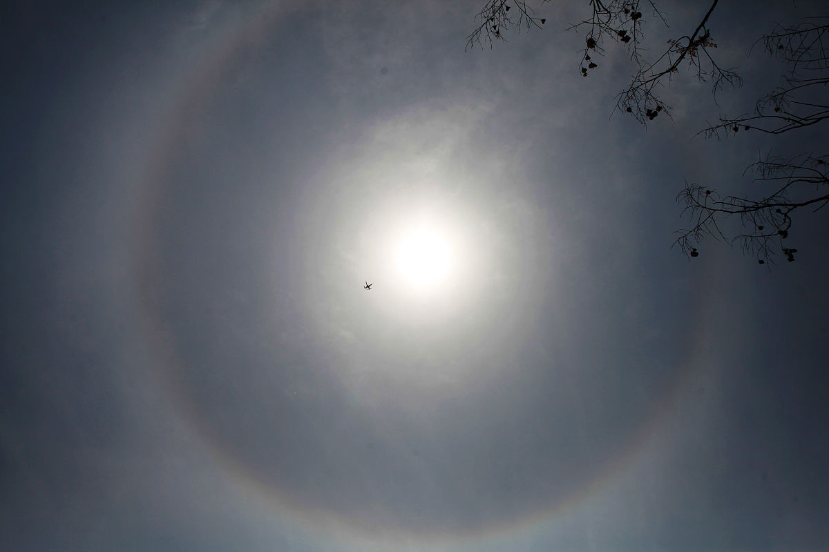 2020年4月7日,江苏扬州天气晴好,12时左右天空中出现日晕景观.