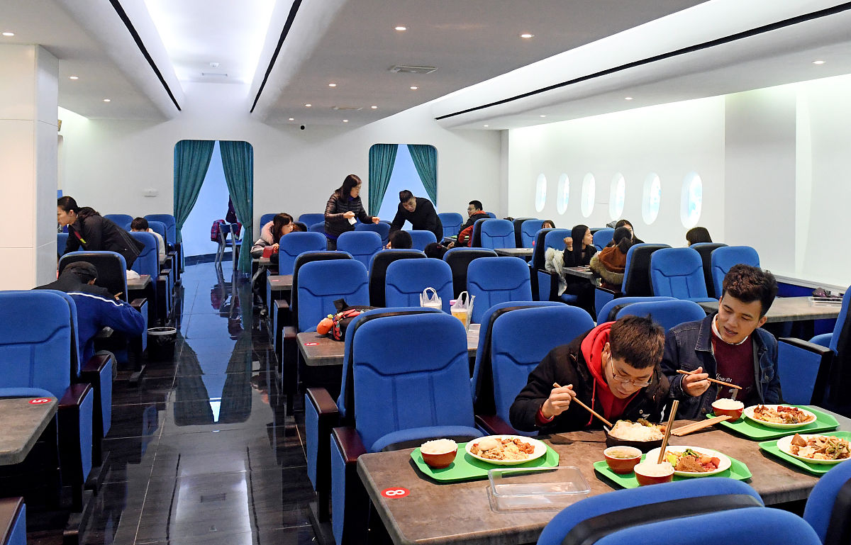 成都航空学校首创欧美航线肯德基机内餐，打造全新飞行体验