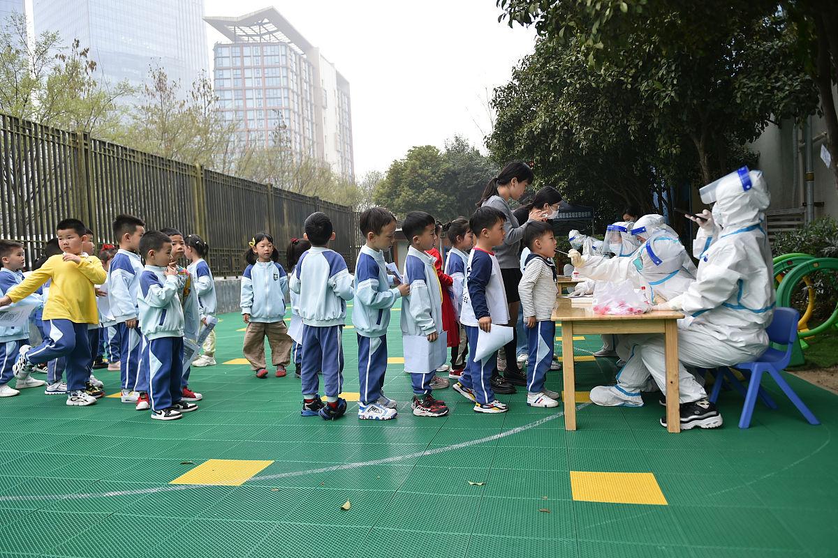 2022年3月14日,南京部分中小学幼儿园进行全员核酸检测.