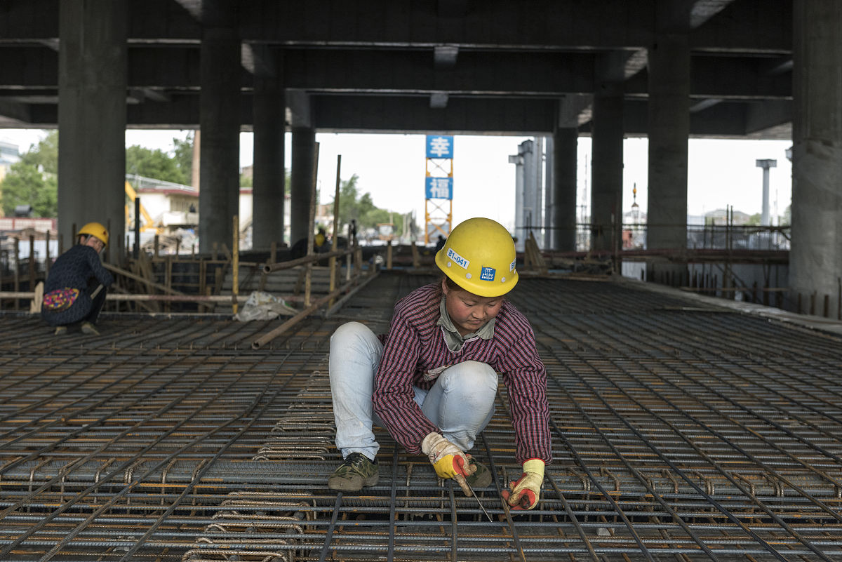 2019年5月22日,河北张家口火车南站施工正酣,工人们正在紧张有序的加