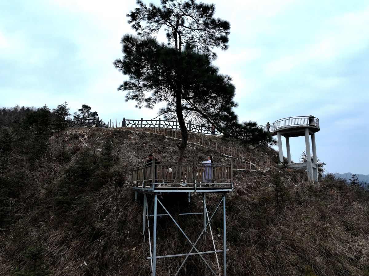 ",是辽西一大名山,拥有丰富的自然景观和文物古迹,如凌霄塔,摩云塔,大