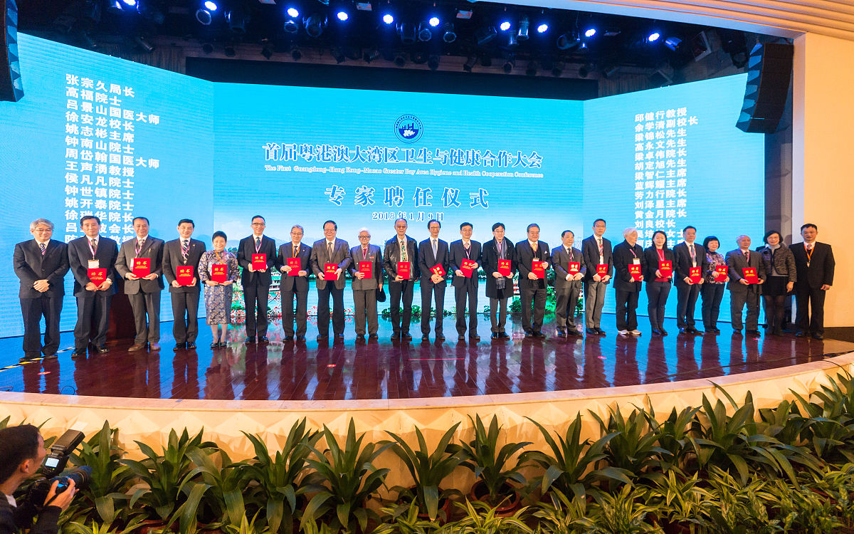 请用更新更新的数据和例子说明粤港澳大湾区吸引和培养海外华侨、华人高端人才的现实困境