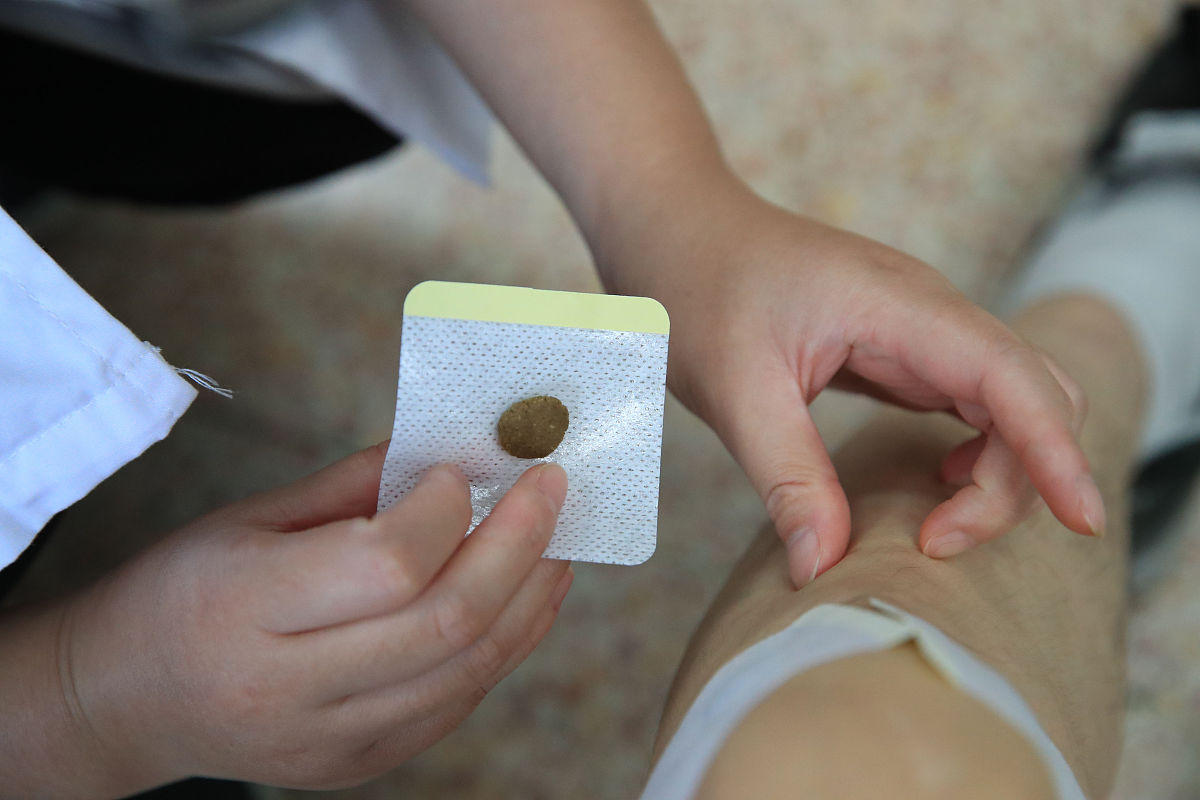 足贴和肚脐贴一起用效果更好吗？| 中药贴剂使用指南