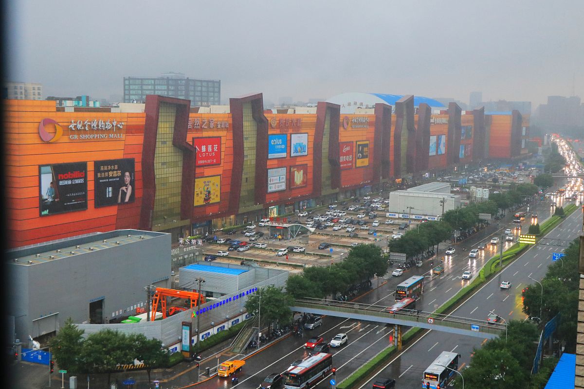 2021年7月27日,北京晚高峰降暴雨,市民冒雨出行.