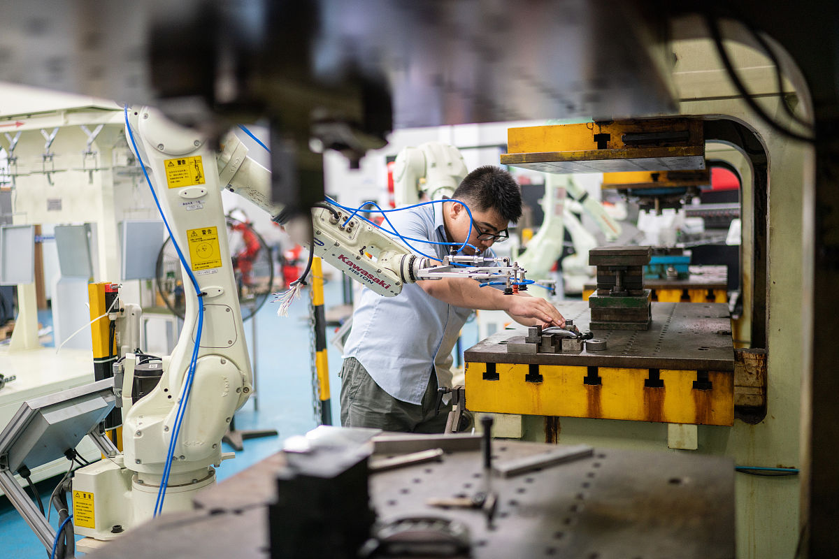 5、为了满足工作进度装配人员不可乱拿物品a设备的机加工、外协和采购物料A设备就领取A设备的请勿将b设备的领取使用到A设备。但是遇到特殊紧急情况领取了别的设备的物料需要和主任写下单子主任安排继续加工。防止b设备耽误使用。6、以上流程务必严格遵守违反则罚款200元 优化以上内容