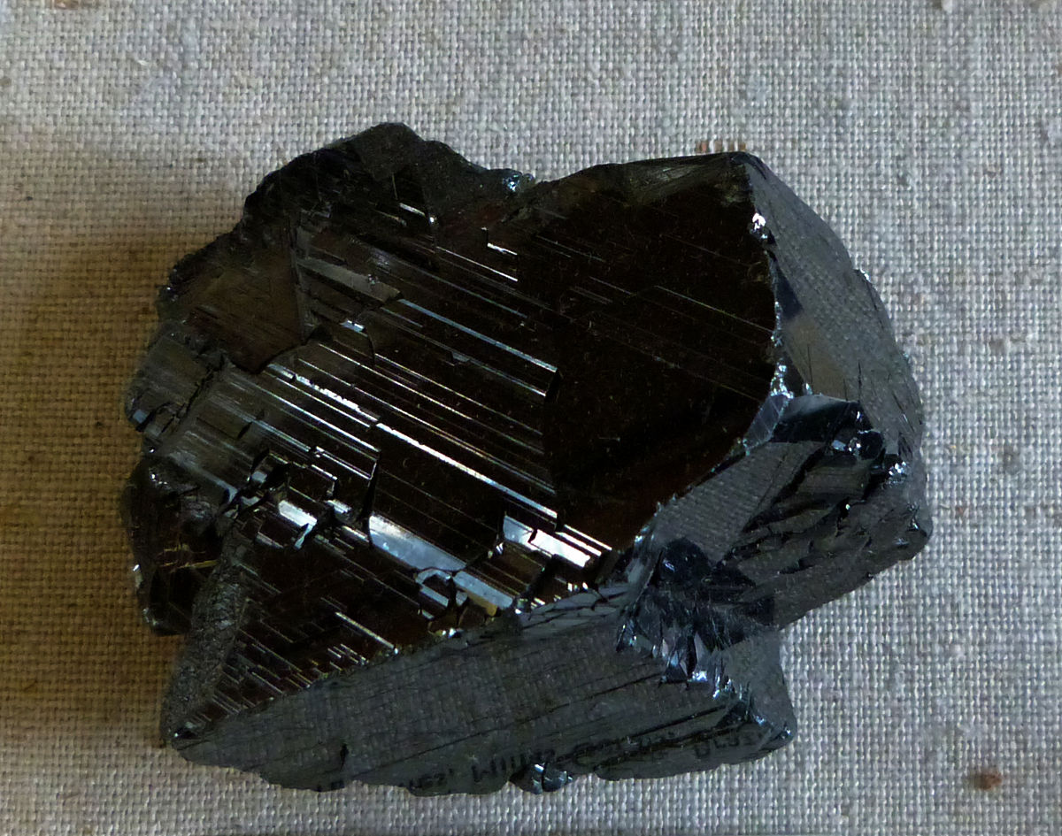 黑色矿物上的金色印记：你能认出它是什么吗？