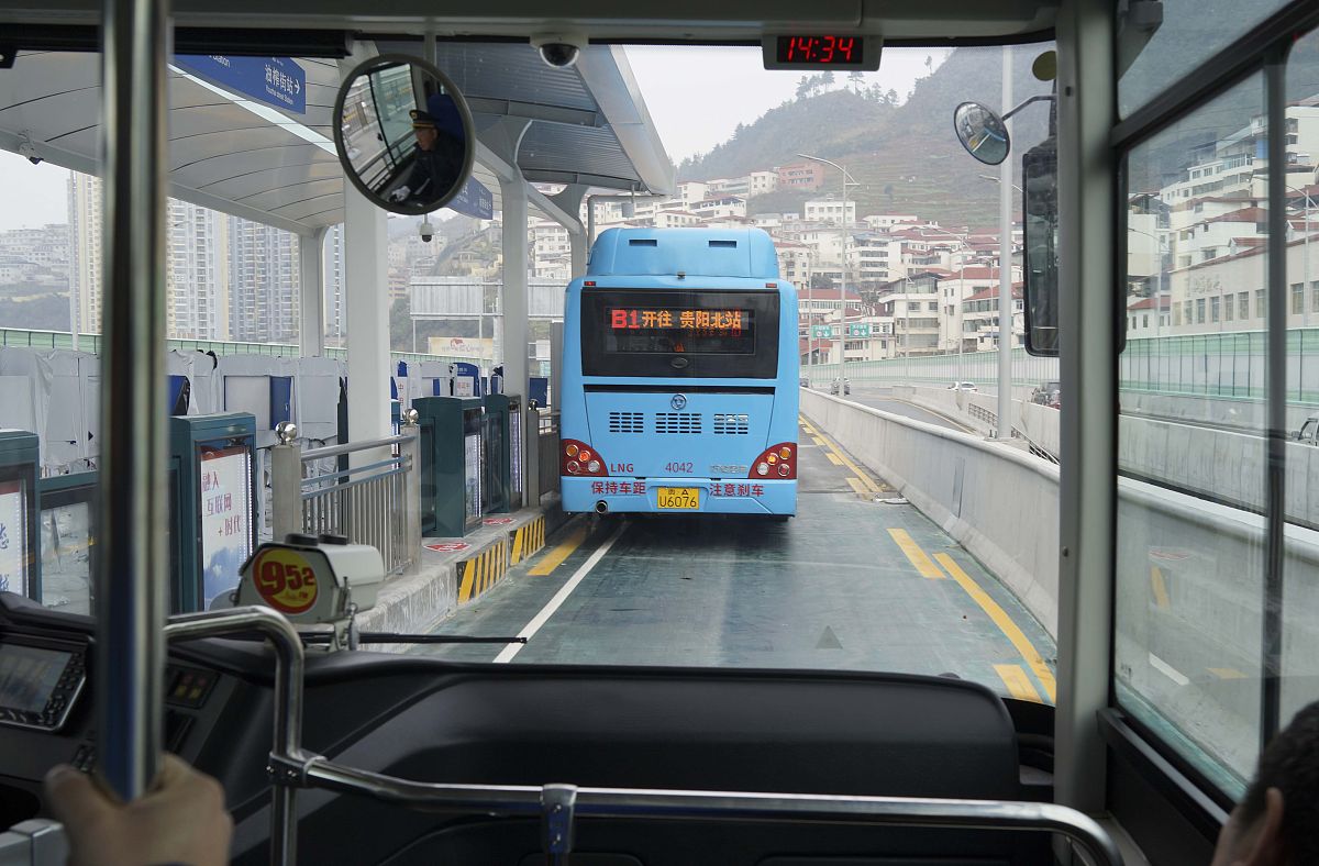 通过在公交站点附近增设高清违停自动抓拍系统可以实现对社会车辆非法占用公交车专用道停靠进行有效监管可明显遏制公交站点周边社会车辆的违法行为、有效保障公交专用道的通行效率。将以上文本换一个说法表述一遍