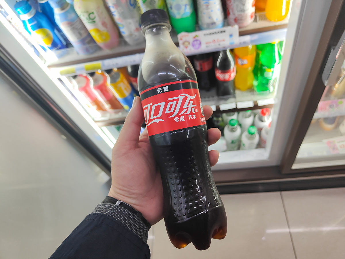 请帮我写1篇不少于700汉字的博客文章语言要幽默接地气。主题是可乐的妙用 可乐在生活中的用处