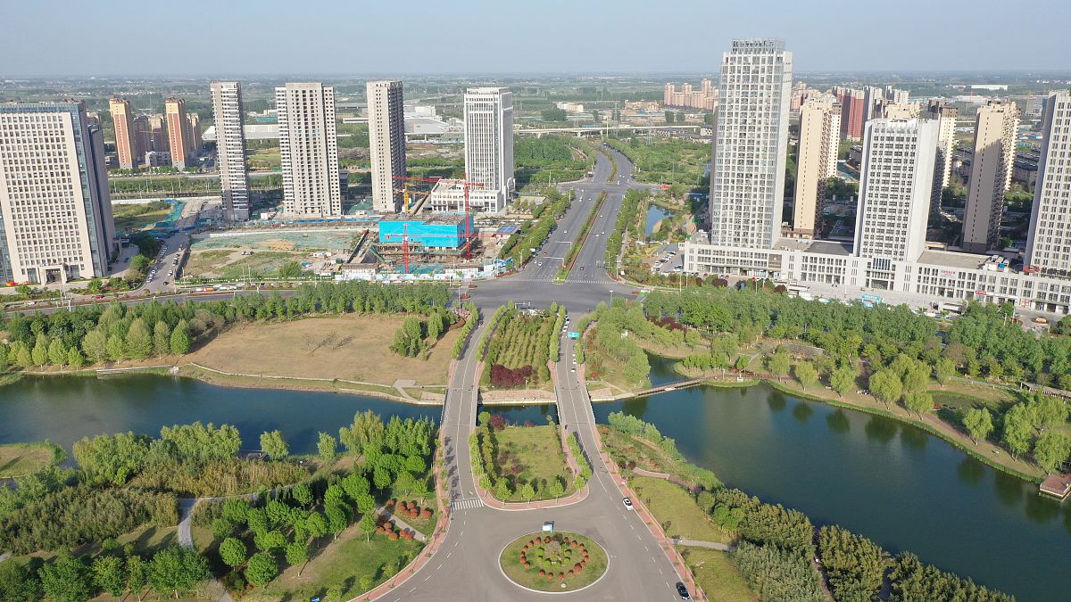 2021年4月18日,河南许昌,芙蓉湖在春日暖阳的照射下景致醉人.