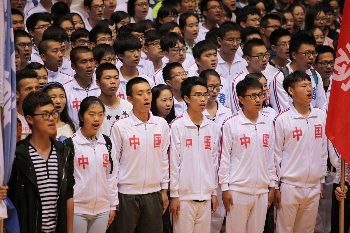 完善并润色此管理条例西安工业大学足球协会决策机构西安工业大学足球协会会员大会组成由西安工业大学全体会员组成以会议形式呈现为足球协会最高权利机构。负责足球协会重大事件的表决及各负责人的任免。职责投票表决足球协会重大事件会议每学期举办1–2次会议上宣布重大人事任免以及优秀成员表彰足协重大事物的公布。西安工业大学足球协会董事会组成由西安工业大学足球协会会长副会长以及宣传部、组织部、纪律部等部门部长与副部