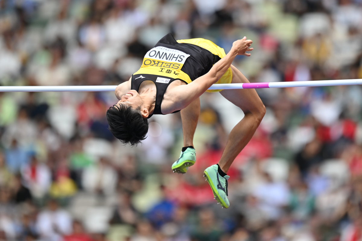 跳高运动员，你是耀眼的明星！为你欢呼，为你骄傲！