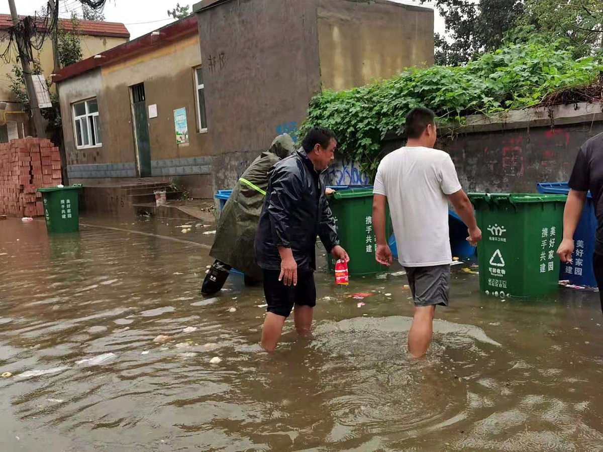 暴雨无情人有情：教学楼管理员“我爱我家”行动纪实