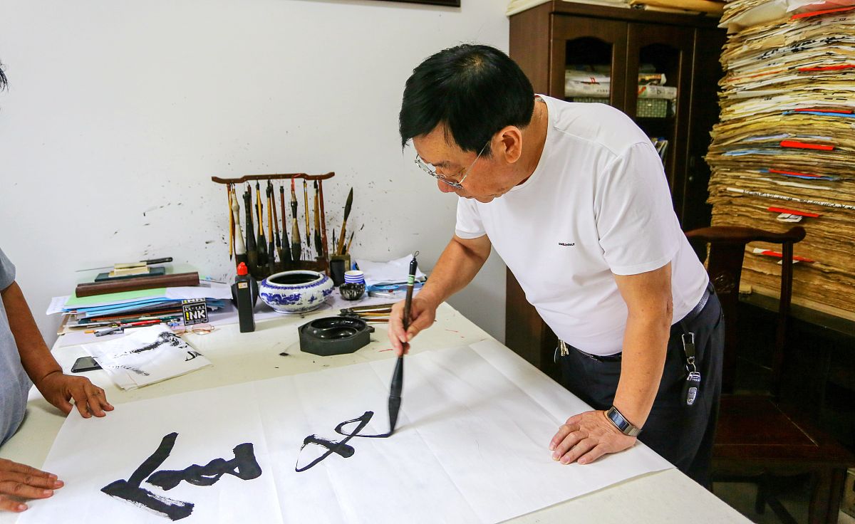 2020年7月29日,河北邯郸鸡泽县退伍老兵参加书法活动迎接中国人民解放
