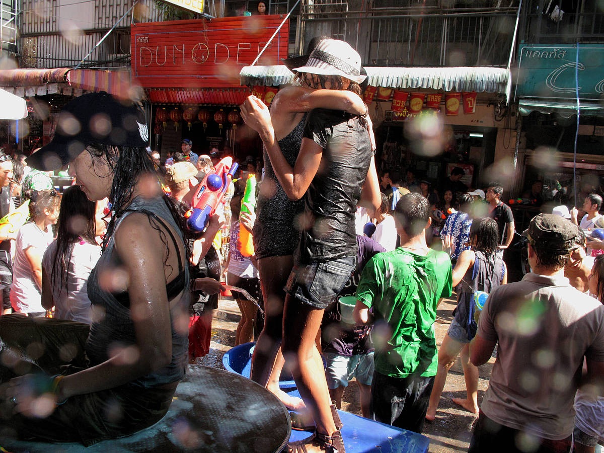 翻译成中文 บทที่ ๒ เทศกาลสงกรานต์ สงกรานต์ คือวันขึ้นปีใหม่ตามประเพณีไทย และเป็นโอกาสที่สมาชิกใน ครอบครัวจะได้พบกันพร้อมหน้าพร้อมตา ในช่วงเวลานี้ ประชาชนผู้ซึ่งเป็นคนต่าง จังหวัดที่มาทำงานในกรุงเทพมหานครส