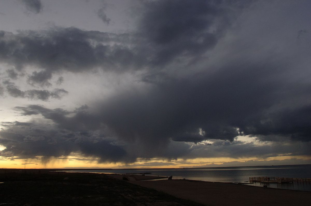 做一个去从成都到拉萨再到青海湖的自驾游25天自驾游攻略。推荐每天住宿的酒店名称标注住宿地方的海拔高度每天价格300以内要求评分48分以上。推荐每天吃饭的地方要有具体的名称菜名住宿的地方要注意海拔高度住宿的地方海拔要逐步上升每天自驾的时间最好不超过4个小时标注出每天自驾的公里数以及途径的最高海拔高度。推荐出沿途值得玩得景点并且介绍其特色怎么游玩合适。