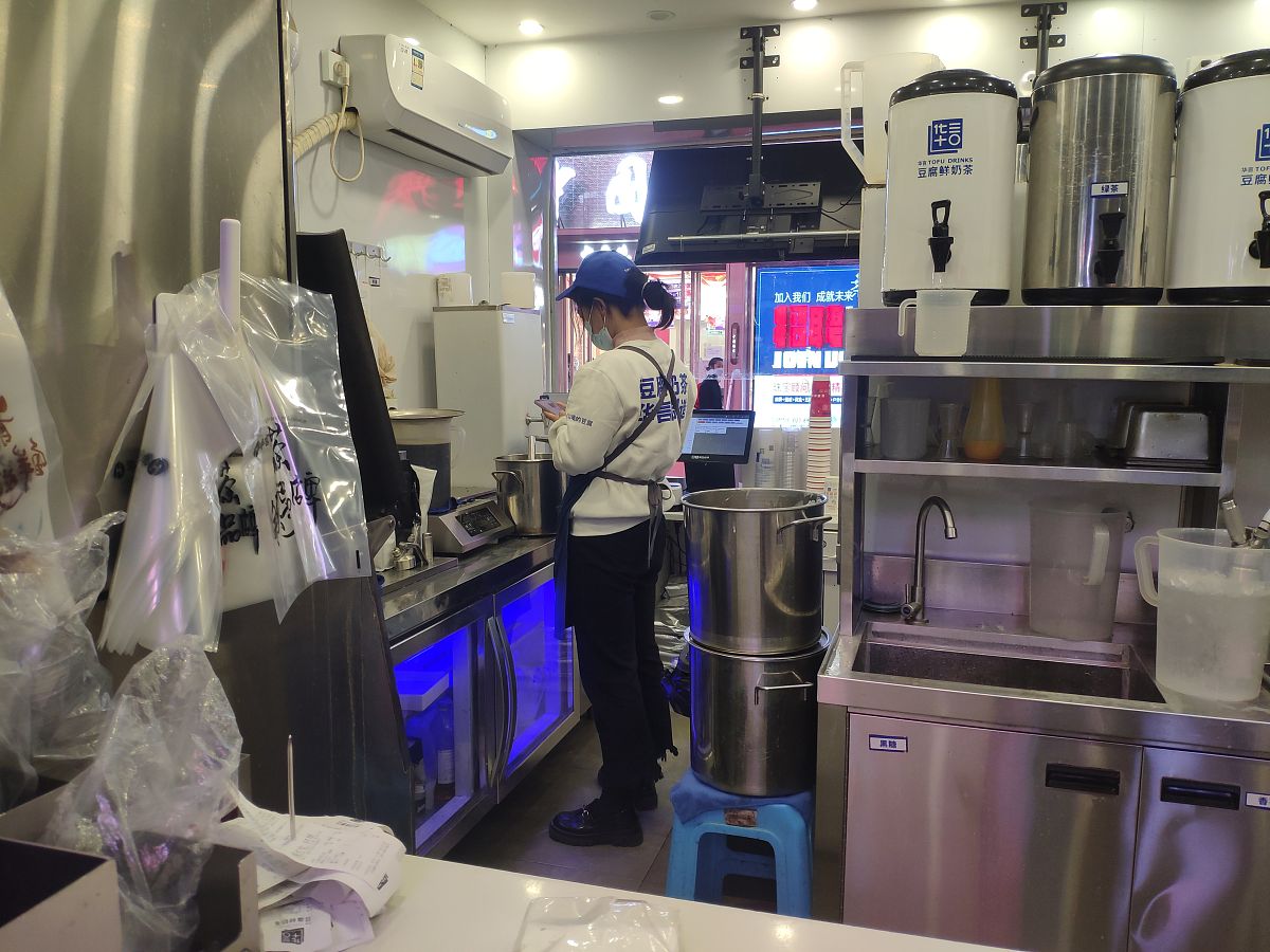 奶茶上游供应链：原料、杯具、设备、装修、包装全方位解析