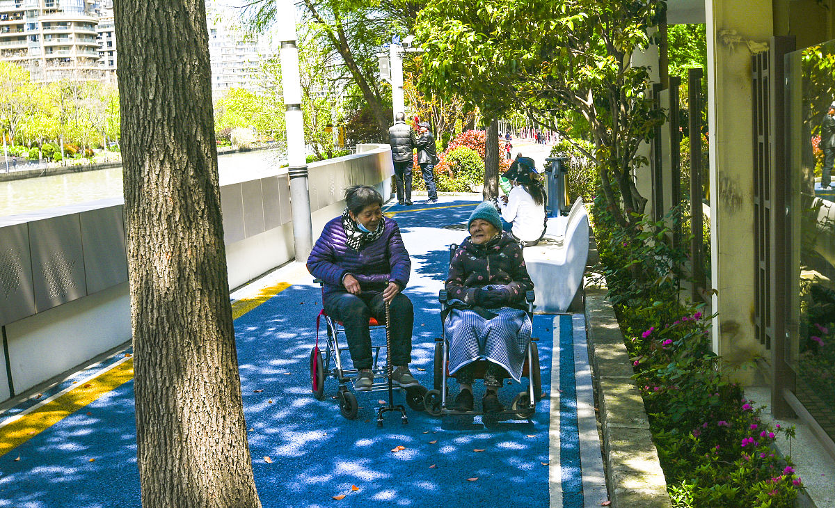 打造老年友好型社区：提升设施品质、优化步行环境、丰富活动空间