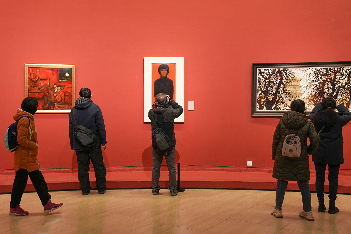 2021年12月14日,北京,观众正在中国美术馆内参观漆画展品.