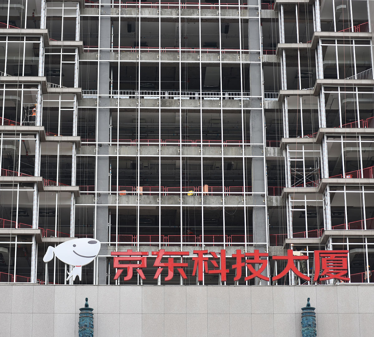敞开式外廊是否需要设置灭火救援窗？