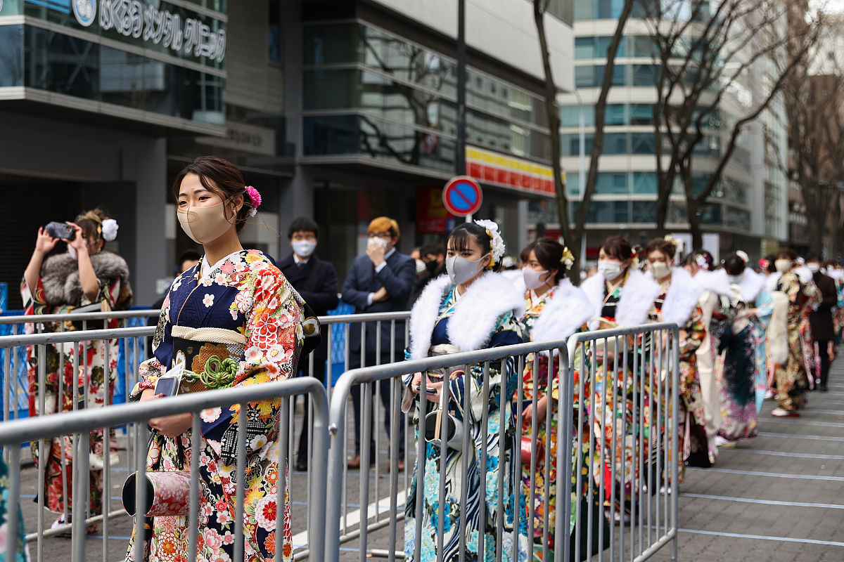 当地时间2021年1月11日,日本横滨,少男少女穿着和服参加成人礼.据悉,