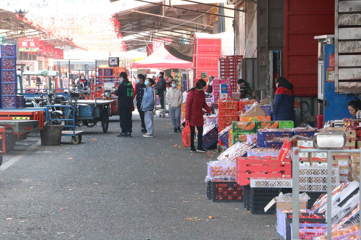2021年1月17日,江苏常州,不少市民来到凌家塘农副产品批发市场果品区,