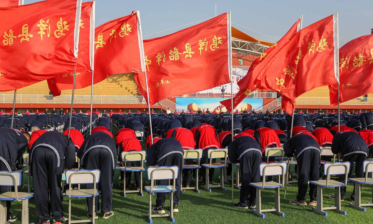 生化学院组织观看红色电影《志愿军：雄兵出击》 增强党员爱国情怀