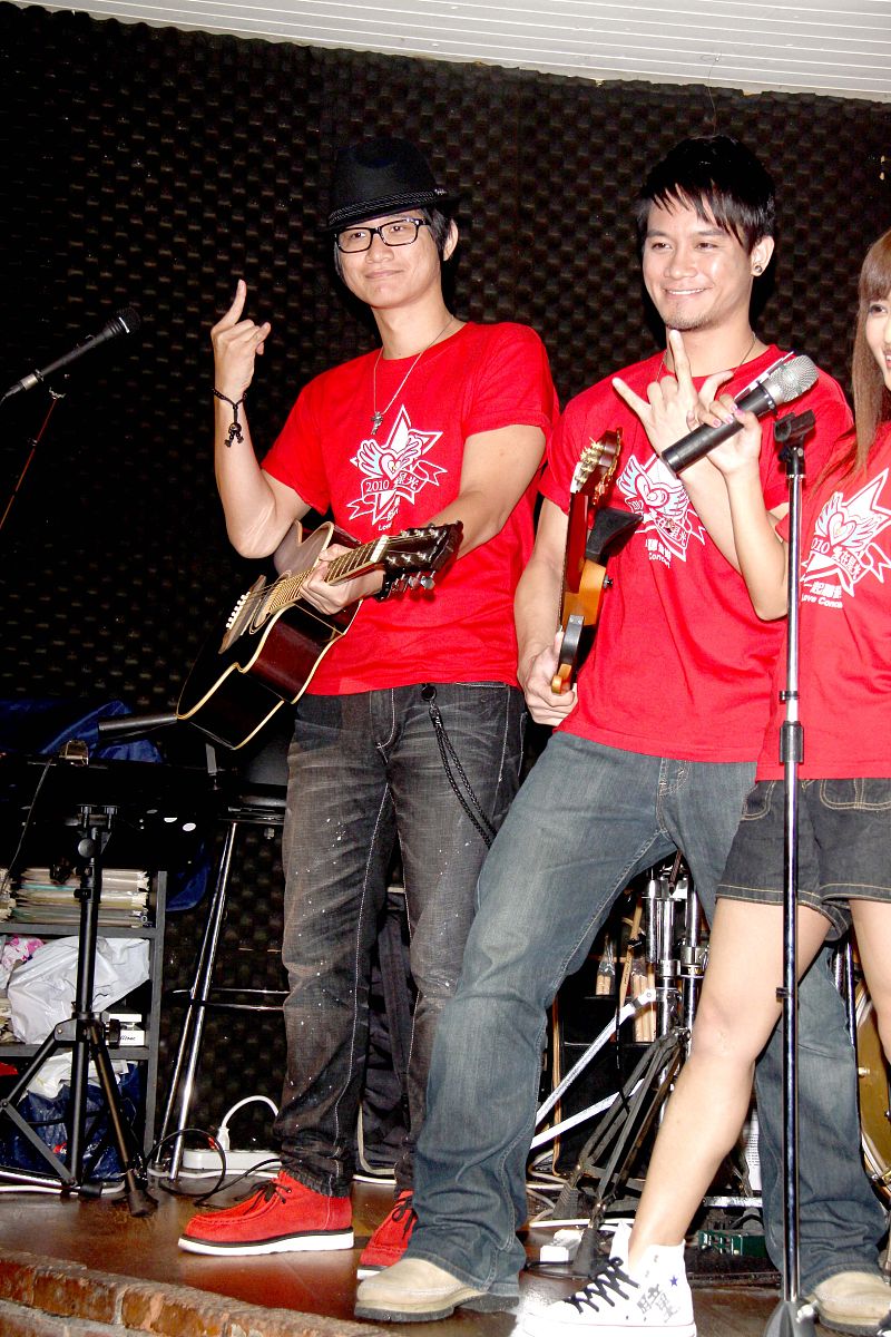 写一首表达愉快情绪的电子中文歌曲歌词表达的主题为爱情。歌词结构为verse1、verse2、Pre-Chorus、chorus1、chorus2、verse3、verse4、Bridge、chorus3、chorus4结构完整性温度值为2。建议歌词结尾以lu押韵温度值为01。保证chorus1、chorus2、chorus3、chorus4歌词不重复此要求温度值为1。歌曲主题、歌曲名、歌词与你的历