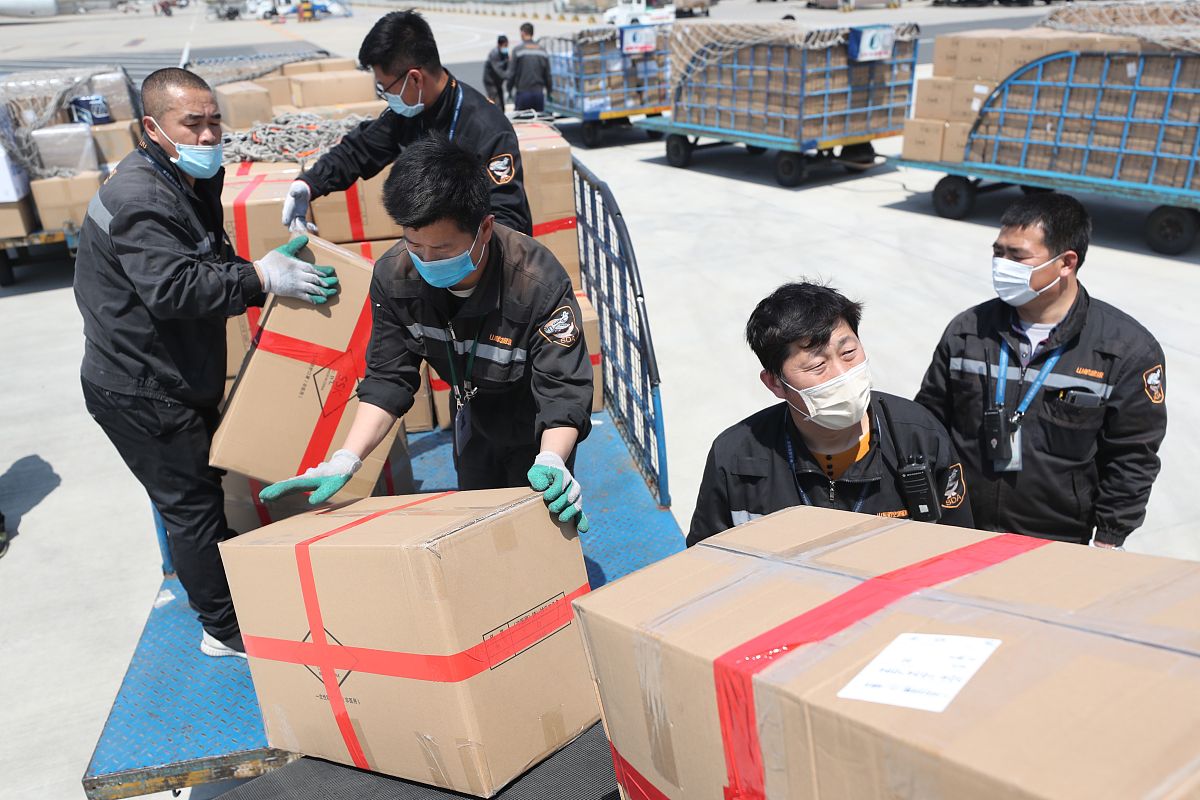 部门领导全业务检查发现翔达货运保管员复重操作不规范地秤上有其他航班拖斗时直接将小件货物放在地秤边进行复重。